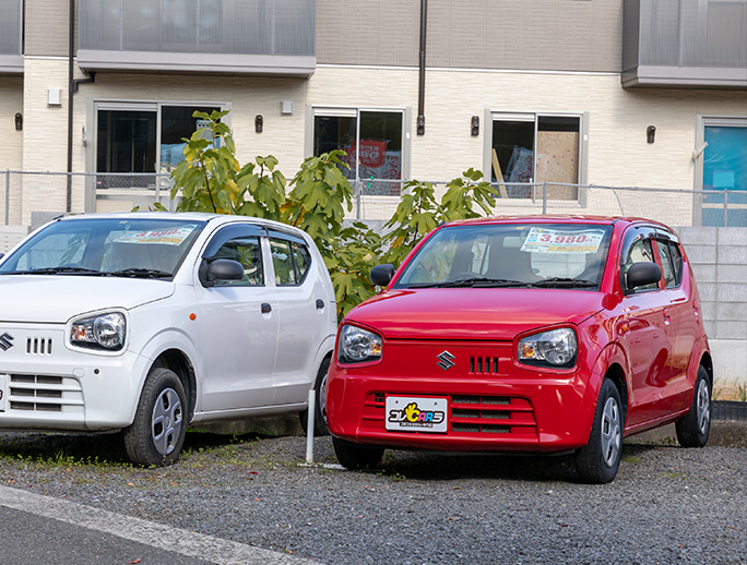 友進自動車のスタッフが鈑金塗装をしています