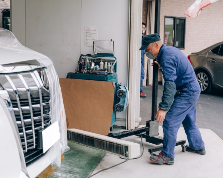 友進自動車の整備士が車検をしています。