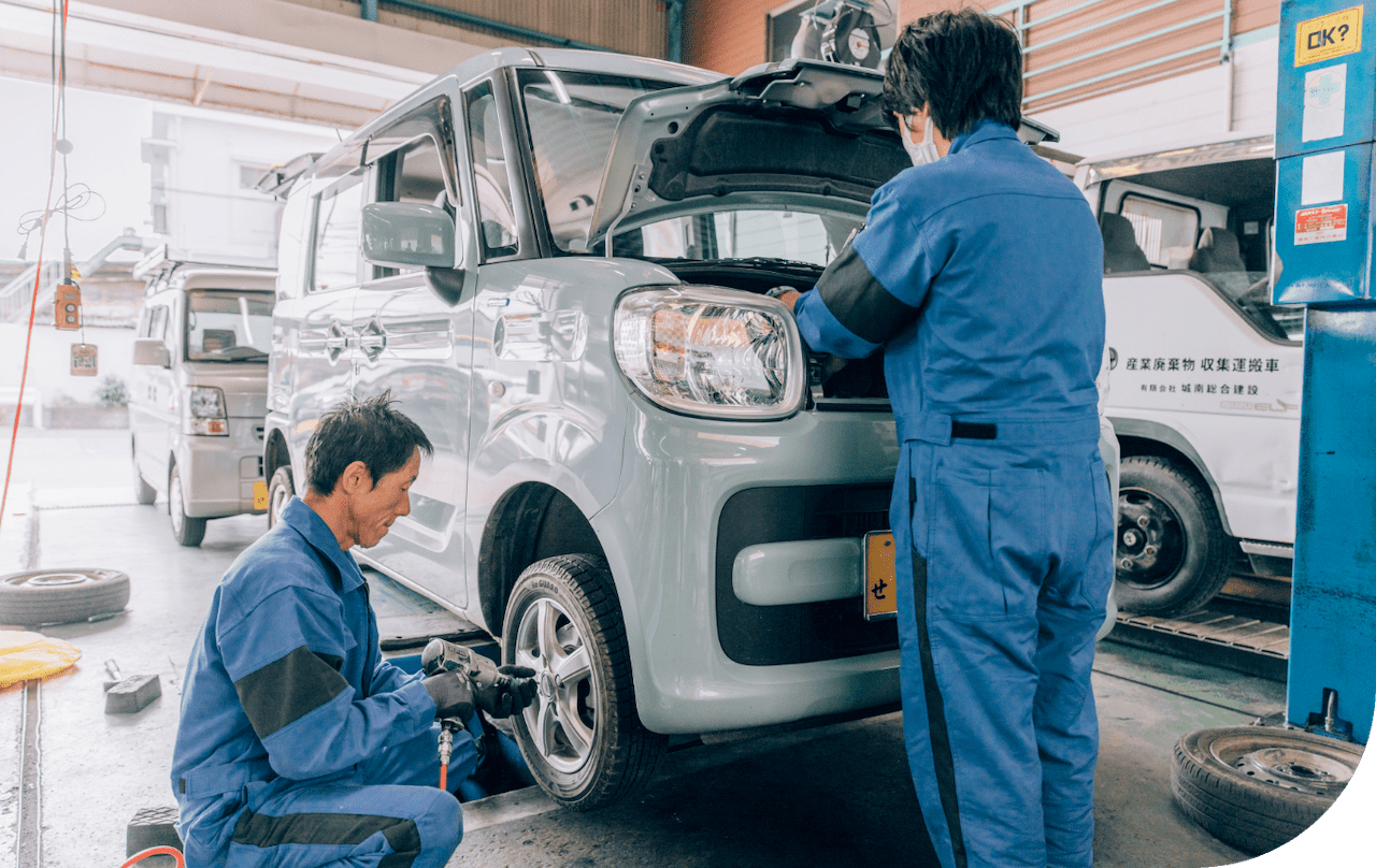 友進自動車のスタッフが車検整備をしています。