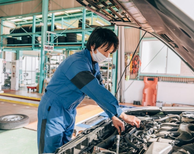 友進自動車の整備士が車検をしています。