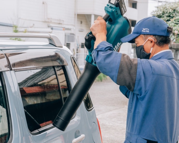 友進自動車の整備士が車検をしています。