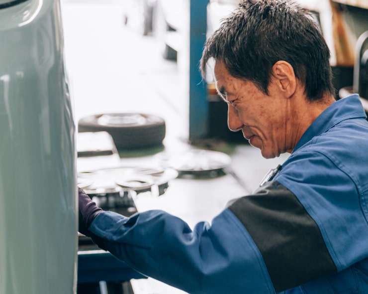 友進自動車の整備士が車検をしています。