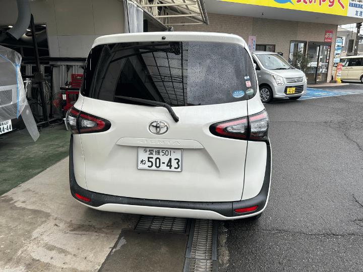 トヨタ シエンタ トランク鈑金修理