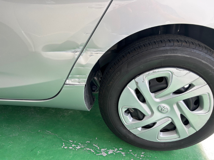 トヨタ アクア｜ドアフェンダー 傷凹み塗装はがれ